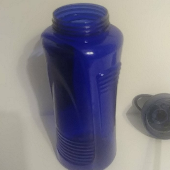 2 water bottles plastic - Picture 4 of 6